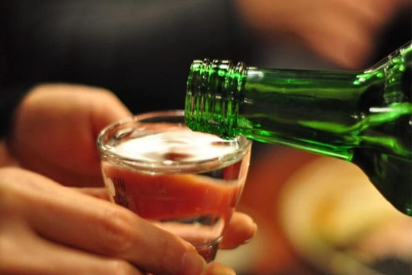 Tránh các loại đồ uống có chữa cồn như rượu, bia